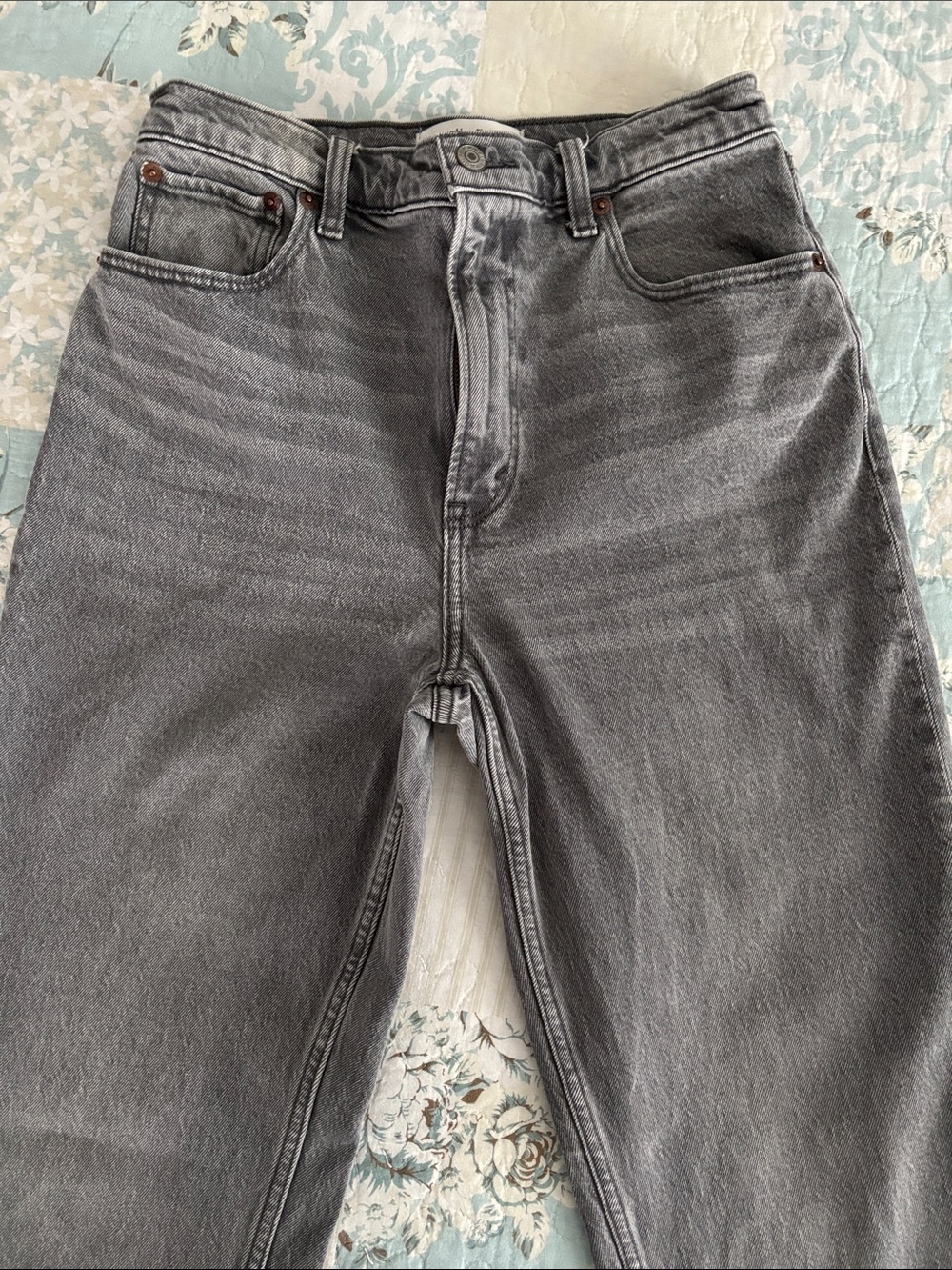 ABERCROMBIE & FITCH GRAY JEANS in Size 27/4R